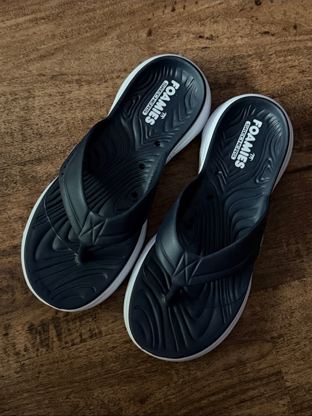 Skechers Navy Blue and White Foamies Casual Flip Flops size 7 - Picture 1 of 5